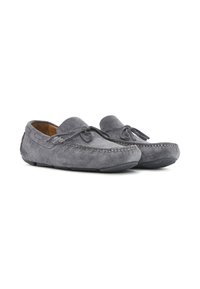 Zapatillas mocasín de ante gris con un lazo atado como detalle, que cuentan con una textura suave y costuras a contraste a lo largo de los bordes. Suelas de goma planas.