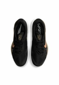 Svarta atletiska skor med en texturerad mesh-övre del, blanka bronsaccenter och vita sulor. Har snörning och logodetaljer i kontrasterande färger.