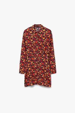 Lille varrukatega lillene motiiviga kleit mustal taustal, kus on erksad punased, oranžid ja kollased lillemustrid. Modalist kangas, krae ja nööbiga sulgemine.