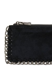Černá semišová taštička s kovovými řetězovými stehy podél okraje. Obsahuje zipové uzavření pro bezpečné uložení. Texturovaný povrch.