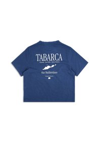 Námořnická modrá bavlněná tričko s bílým textem na zádech: "TABARCA," s grafikou ostrova a dalšími názvy míst pod tím.