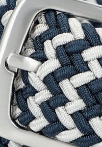 Woveny pasek z niebiesko-białym wzorem, z błyszczącą srebrną klamrą metalową i teksturowanym wykończeniem.