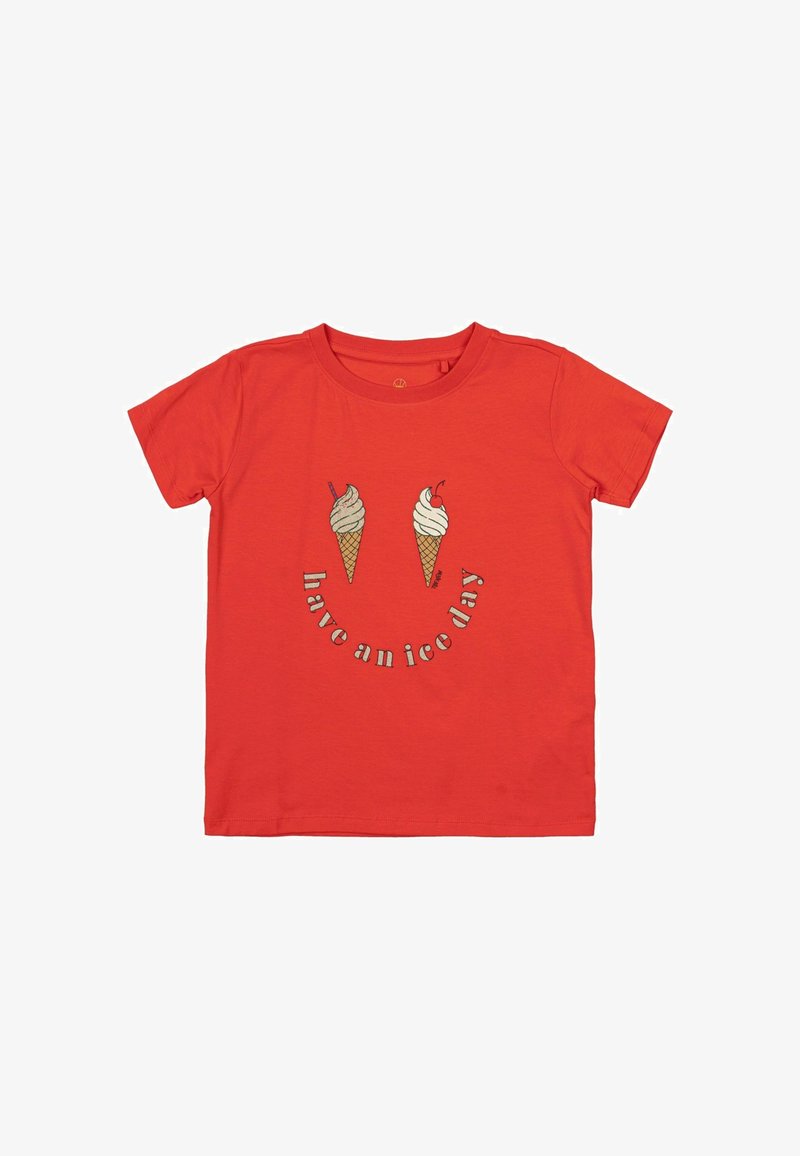 Červené bavlněné tričko s grafickým motivem dvou zmrzlinových kornoutů a textem "měj zmrzlinový den" zakřiveným pod ním v černé a bílé barvě.