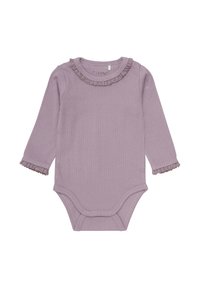 Långärmad babybody i ljuslila ribbat tyg. Har en volangkrage och volanger på ärmsluten. Tryckknappar i botten.