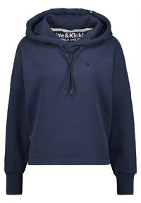 Sudadera con capucha azul marino hecha de una tela suave, con un bolsillo tipo canguro en la parte frontal y cordones. Puños y dobladillo acanalados. Logo simple cerca del escote.