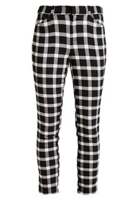 Pantalon à carreaux noir et blanc avec une coupe ajustée, doté de quatre poches et d'une texture lisse ; le tissu est léger et extensible.