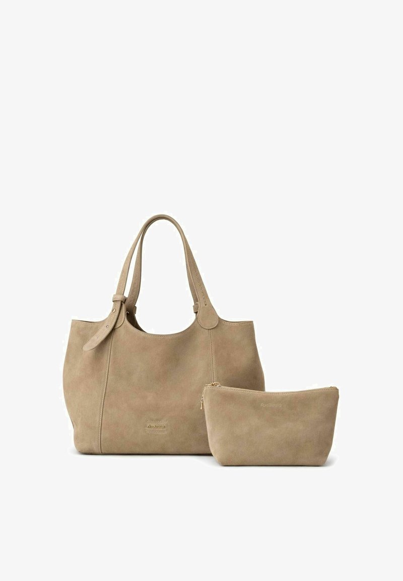 Bolso tote grande de ante beige con dos asas y un pequeño neceser a juego con cremallera, ambos lisos con un sutil logo de la marca en la parte delantera.