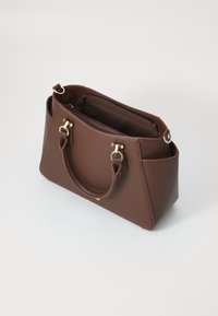 Sac à main synthétique marron avec des finitions dorées, forme structurée, deux poignées supérieures et un compartiment principal zippé. Surface texturée avec poches.