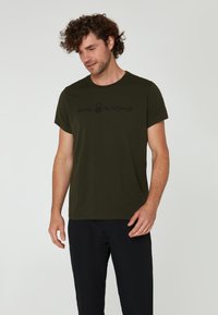 Sail Racing BOWMAN TEE - Triko s potiskem - dark forest