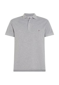Polo gris clair à manches courtes avec trois boutons et petit logo rouge, blanc et bleu sur la poitrine gauche.