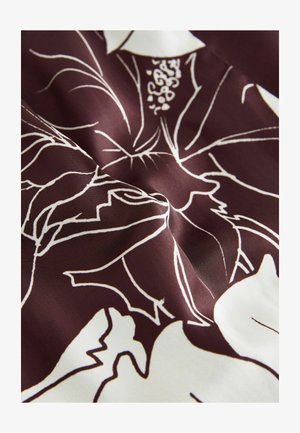 Šilkinė medžiaga, turinti gilaus burgundiško raudonio foną su baltomis gėlių linijinėmis piešiniais, pabrėžiantis elegantiškas kreives ir sudėtingus raštus.