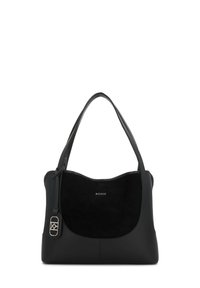 Svart handväska med läder- och mockamaterial, slät textur, böljande silhuett, dubbla axelremmar och accent av silverfärgad metall.