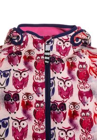 Kapturowa bluza zapinana na zamek z miękkiego materiału, zdobiona wzorem sowy w odcieniach różu i fioletu, z kontrastującymi granatowymi wykończeniami i odważnym uchwytem do zamka w paski.