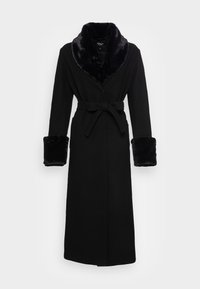 Robe noire avec un col châle en fausse fourrure et des poignets, taille ceinturée, manches longues et ourlet droit. Texture lisse, design élégant.