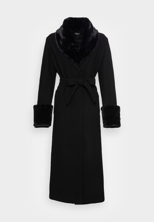 Roupa preta com um colarinho e punhos em pelagem sintética, cintura cingida, mangas longas e barra reta. Textura suave, design elegante.