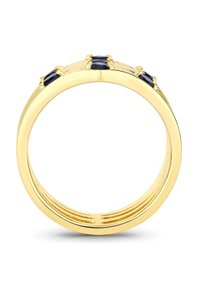 Goldring mit vier dunkelblauen rechteckigen Steinen, die auf einem strukturierten Band mit parallelen Linien und einem polierten Finish gesetzt sind.