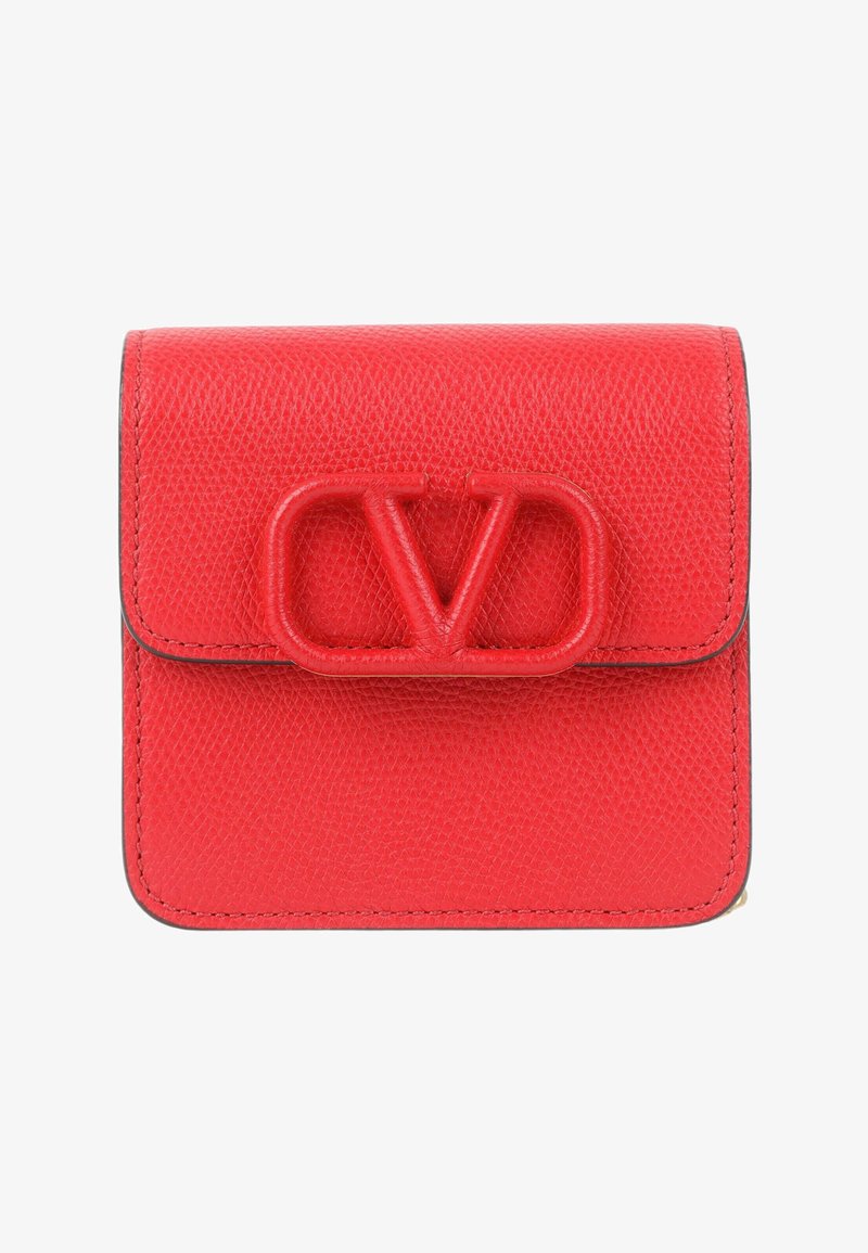 Cartera de cuero rojo con textura, cierre de solapa y letras entrelazadas en relieve "C" y "V" en el frente.