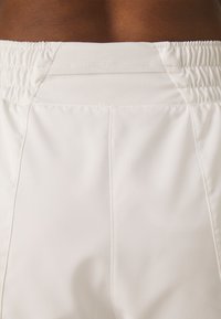 Nike Performance ONE - 2-i-1-shorts - white/silver