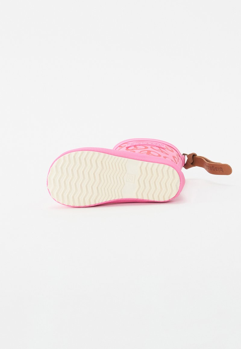 Rosa Gummistiefel mit einer strukturierten Sohle, die Zickzackmuster aufweist; beinhaltet ein braunes Lederetikett. Das Design ist oben offen.