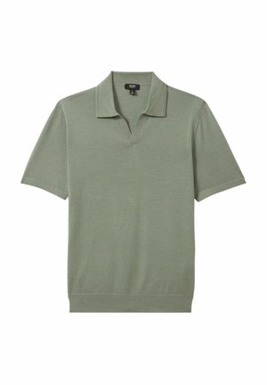 Salbeigrünes Strick-Poloshirt mit kurzen Ärmeln, offenem Kragen sowie geripptem Saum und Ärmelbündchen vor weißem Hintergrund.