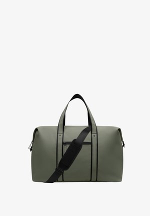 Oliwkowo zielona torba podróżna z czarnymi uchwytami i regulowanym paskiem na ramię, przednią kieszenią na zamek oraz minimalistycznym designem.
