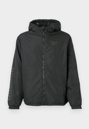 Schwarze Zip-Jacke mit Kapuze, aus leichtem Material gefertigt. Hat elastische Bündchen und ein Logo auf dem linken Ärmel. Die Innenseite hat eine weiche Textur.
