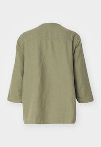 Olivengrünes, leichtes Hemd, Rückansicht, lockerer Schnitt, Dreiviertelärmel, dezente Textur, minimales Design, keine sichtbaren Beschläge oder Akzente.