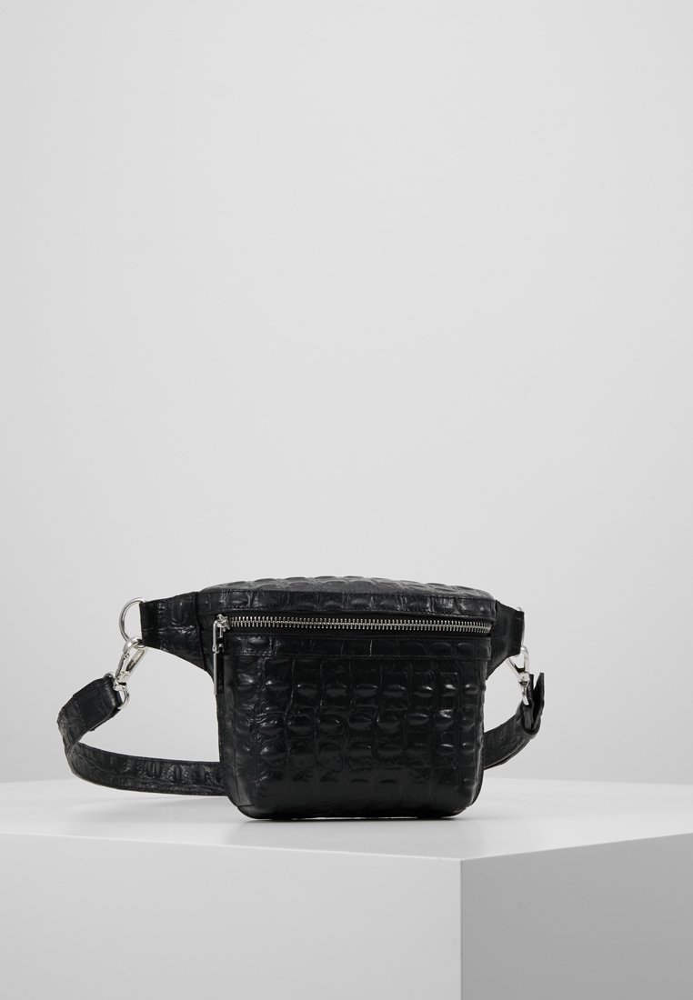 Czarna torebka crossbody z faux skóry o teksturowanym wykończeniu, z zamkiem błyskawicznym i regulowanym paskiem. Prostokątny kształt z subtelnym tłoczonym wzorem.