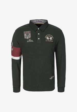 Dunkelgrünes langärmliges Poloshirt mit gestickten Logos, verstärktem Kragen und burgunderfarbenen Akzenten am linken Ärmel. Aus Baumwollmaterial.