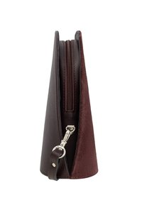 Borsa in pelle marrone scuro con finitura strutturata, chiusura con zip e tracolla rimovibile. Forma triangolare stretta con bordi lisci.