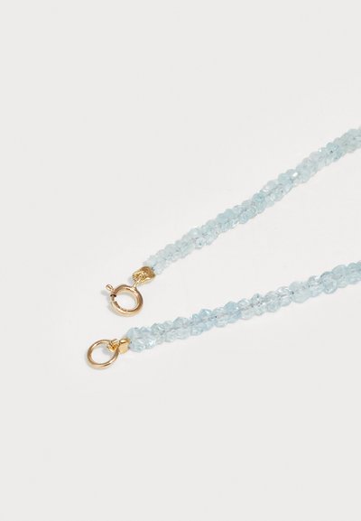 Šviesiai mėlynas karoliukų vėrinys su facetuotais brangakmeniais ir auksiniu užsegimu su saugiu uždarymu. Paprastas baltas fonas.