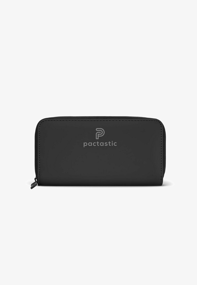 Portafoglio nero con zip realizzato in materiale liscio e opaco. Presenta un logo semplice sul fronte e una forma rettangolare slanciata.