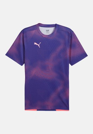 Puma T-shirt met korte mouwen, paars met roze accenten, heeft een textuurpatroon en een ronde halslijn. Gemaakt van ademend, lichtgewicht materiaal.