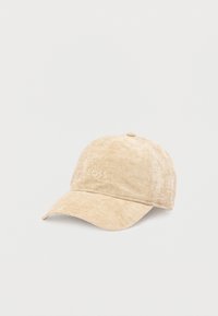 Gorra beige con visera curva, hecha de tela suave. Presenta el logo bordado "BOSS" en el frente. Superficie texturizada con un brillo sutil.