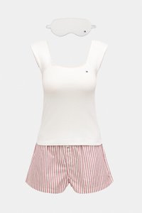Biały top bez rękawów z teksturowanej tkaniny i kwadratowym dekoltem, zestawiony z czerwono-białymi szortami w paski. Do zestawu dołączona jest dopasowana szara maska na oczy do spania.