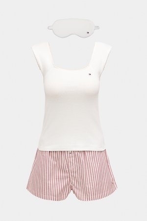 Witte mouwloze top met een gestructureerde stof en een vierkante halslijn, gecombineerd met rood-wit gestreepte shorts. Inclusief een bijpassend grijs slaapmasker.