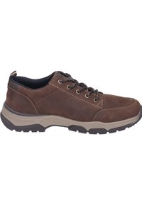Scarpe in pelle marrone con suola in gomma grigia chiara, caratterizzate da punta tonda, sei occhielli e dettagli di cucitura a contrasto. Design a profilo basso.