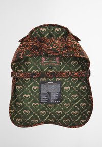 Μπουφάν Barbour με πράσινη εσωτερική επένδυση που φέρει κόκκινα και χρυσά λουλουδάτα σχέδια. Περιλαμβάνει ετικέτα φροντίδας και ρυθμιζόμενο λουράκι.