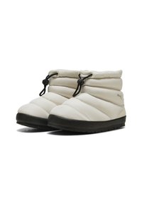 Zapatillas altas acolchadas blancas con parte superior de tela suave, suela de goma negra y cierre de cordón ajustable. Logo destacado en el lateral.
