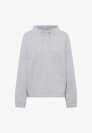 Szara bluza z wysokim kołnierzem, kapturem ze sznurkiem i haftem z logo z przodu. Posiada ściągacze przy mankietach i luźny krój.