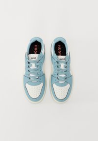 Sneakers in pelle blu con accenti bianchi, punta tonda, scatola della punta perforata e soletta nera con il logo "HUGO" in rosso.