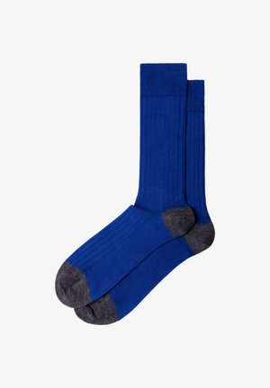 Coppia di calzini a costine blu reale con talloni e punte rinforzati di colore grigio scuro, distesi su uno sfondo bianco.