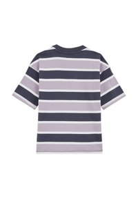 Randig kortärmad T-shirt med lila, marinfärgade och vita horisontella ränder. Mjuk bomullsmaterial, rundad halsringning, avslappnad passform.