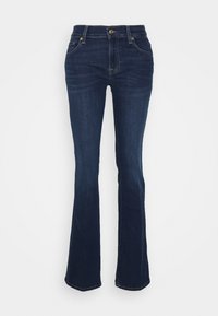 Jeans svasati di un blu scuro in denim; vita alta, cinque tasche, dettagli in metallo dorato e texture liscia con un leggero sbiadimento alle cosce.