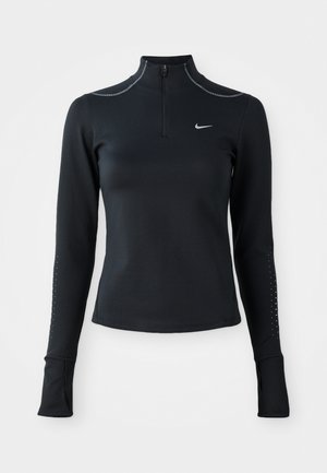 Maglia sportiva nera a maniche lunghe con collo a metà zip, cuciture riflettenti e dettagli in mesh sulle maniche. Logo Nike sul petto.