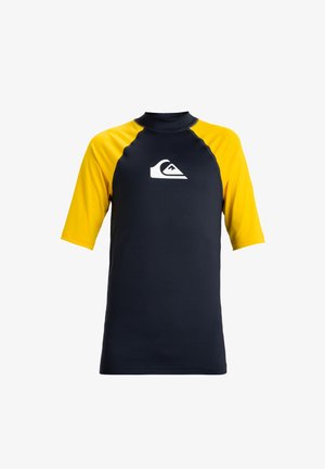 Marineblauwe en gele rashguard met korte mouwen, gemaakt van zwemstof, met een ronde hals en een wit logo aan de voorkant.