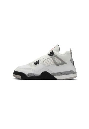 Baskets de sport blanches avec des panneaux en maille, des accents gris mouchetés et une semelle extérieure noire. Présente un laçage classique et un col rembourré.