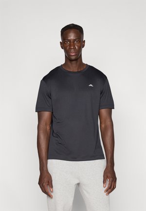 Zwart lichtgewicht T-shirt met korte mouwen en een ronde hals, met een klein wit logo op de linkerborst. Glad stoftextuur.