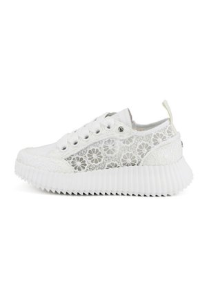 Sneaker bianco con dettagli in pizzo floreale, punta arrotondata e suola in gomma con scanalature verticali. Sei fori per i lacci, linguetta sul tallone.