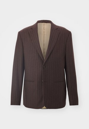 Blazer marron à rayures fines avec un col cranté, deux poches avant, fermeture à un bouton et doublure intérieure en satin beige.